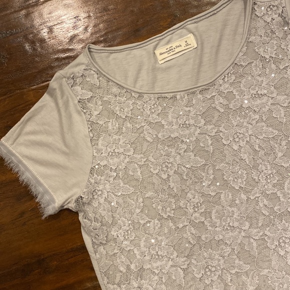 Abercrombie & Fitch Grey Lace & Sequins Short Sleeve Top w/ Frayed Edges Sz M - Picture 4 of 12